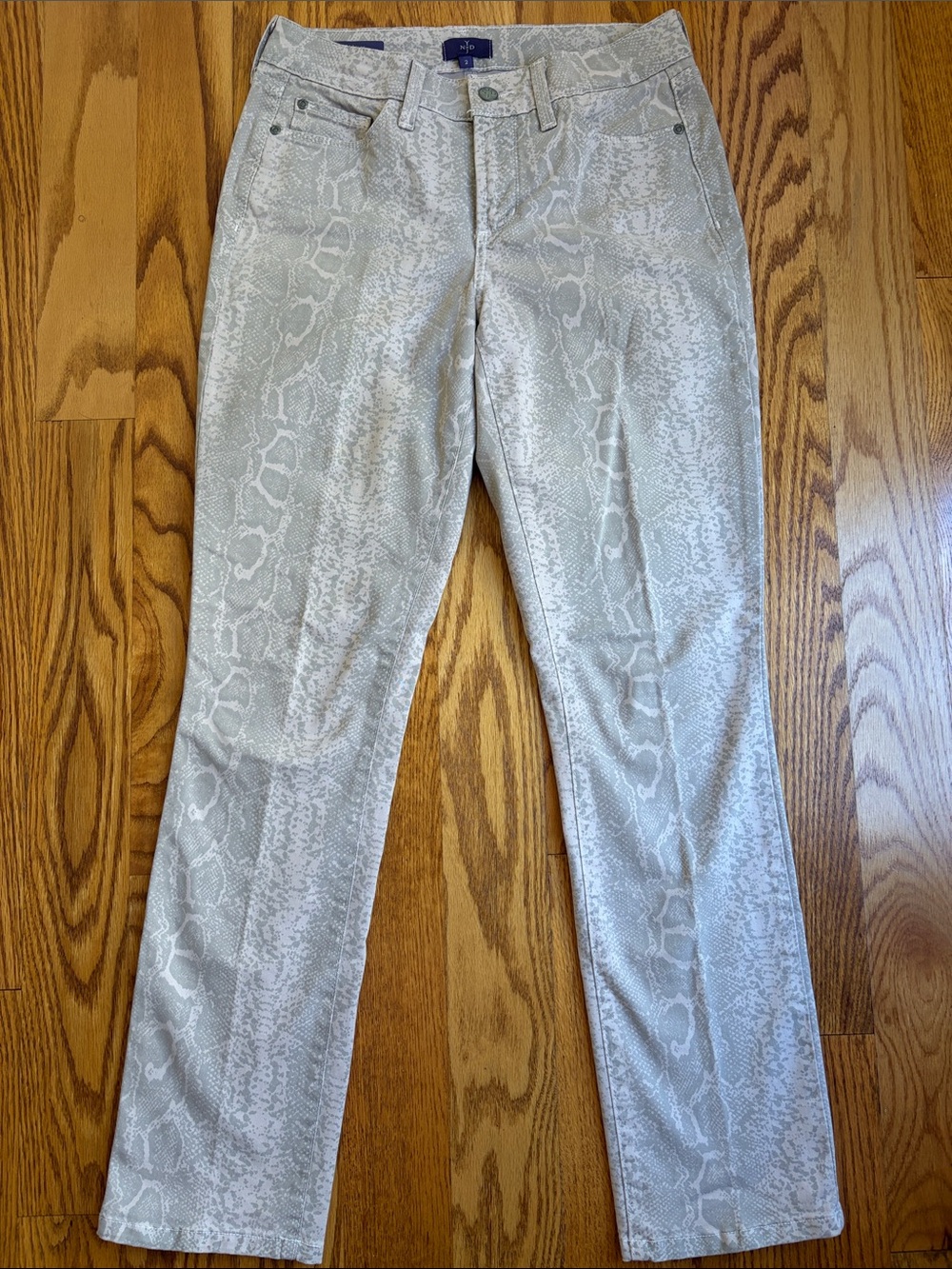 NYDJ Straight Leg Jeans in Light Snake Print - Cream/Gray. Size:2 - Picture 2 of 11